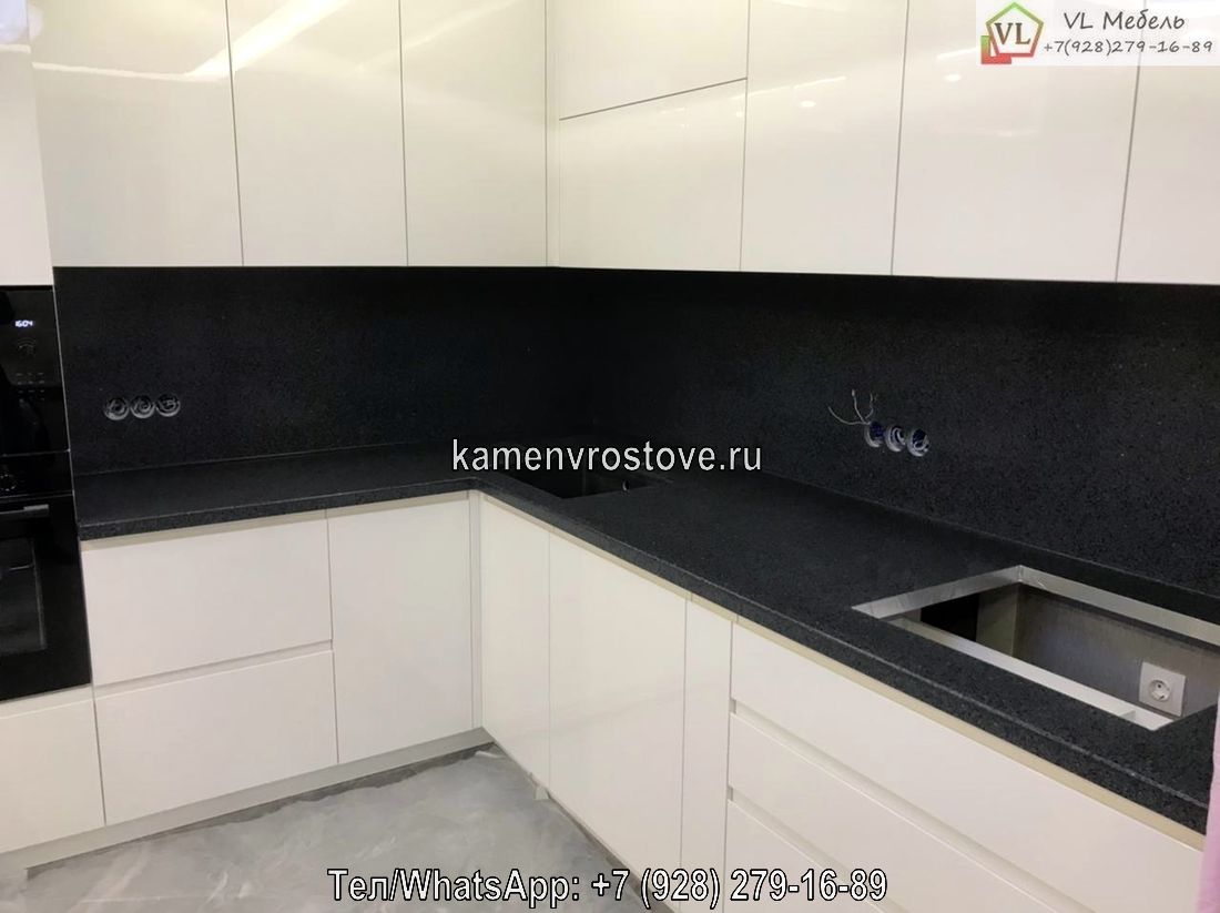 Черная угловая столешница из акрилового камня для кухни на заказ