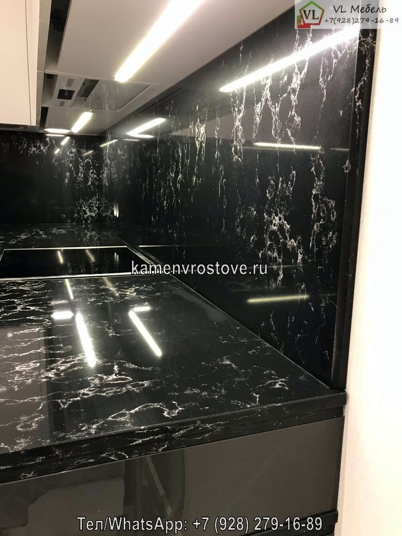 Черная кухонная столешница под мрамор с фартуком на заказ