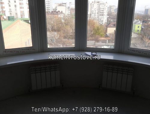 Подоконники из акрилового камня белого цвета для эркерных окон в квартире