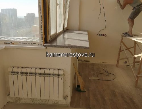 Подоконник из акрилового камня серого цвета прямой формы для квартиры с большим окном
