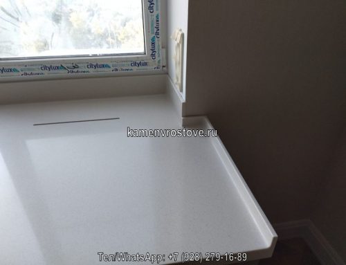 Белый угловой подоконник из акрилового камня с водостоком