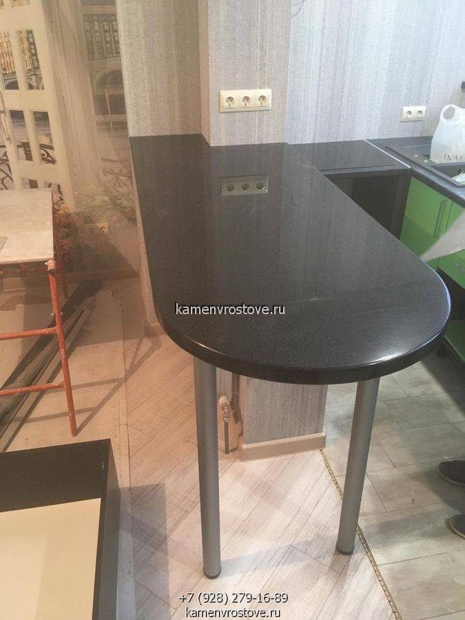 Столешница из темного акрилового камня, совмещенная со стеной