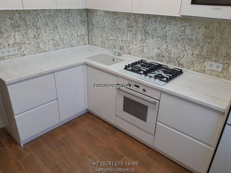 Столешница из акрилового камня для угловой кухни под белый мрамор